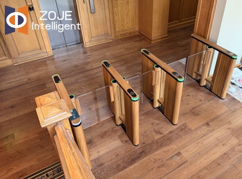Räätälöity Wood-Look Swing-kääntöporttiprojekti, jonka ZOJE toimittaa Romanian paikallismuseolle