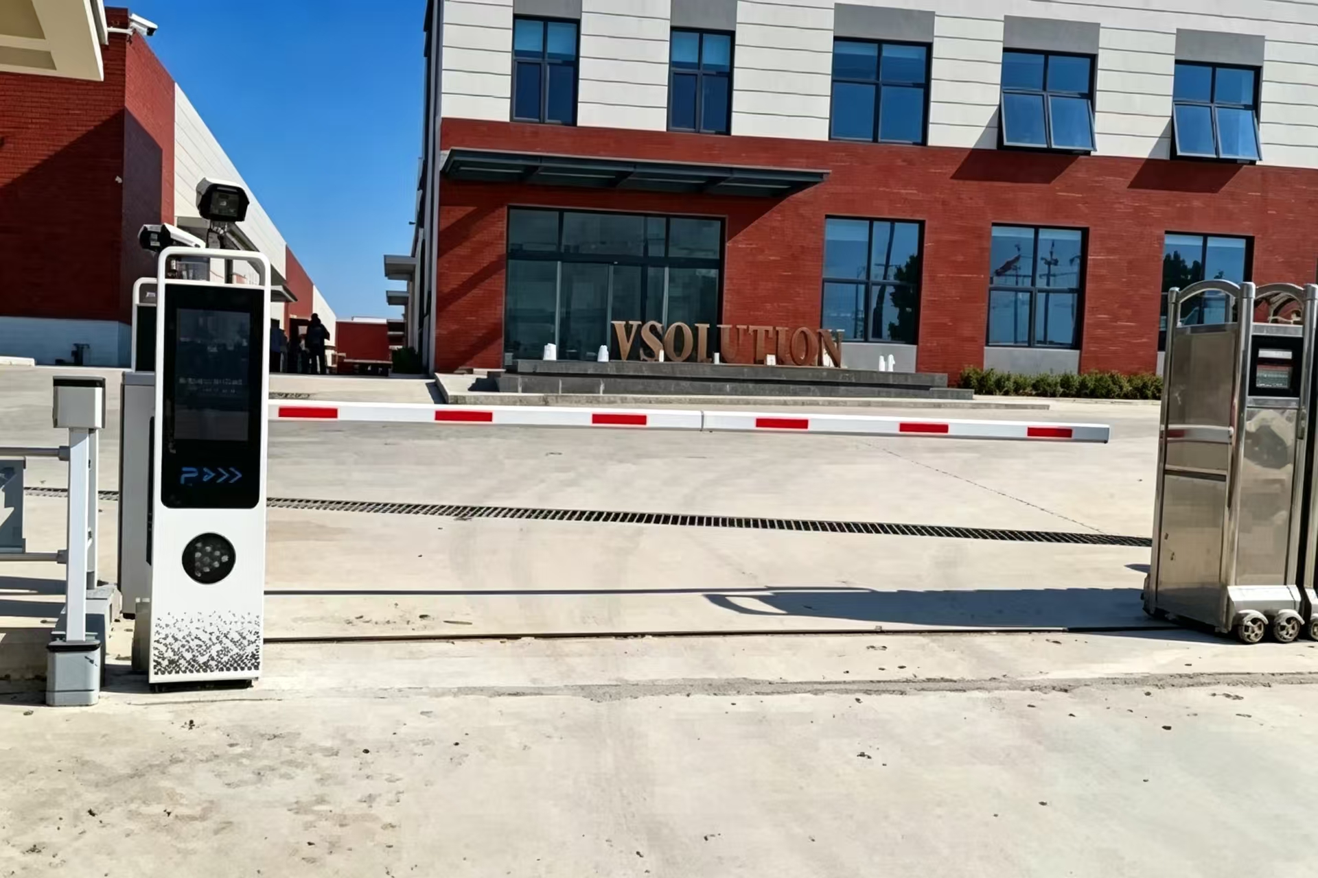 Oletko kyllästynyt palvelimen kaatumiseen portilla? Tutustu ZOJEN ANPR-kameraan